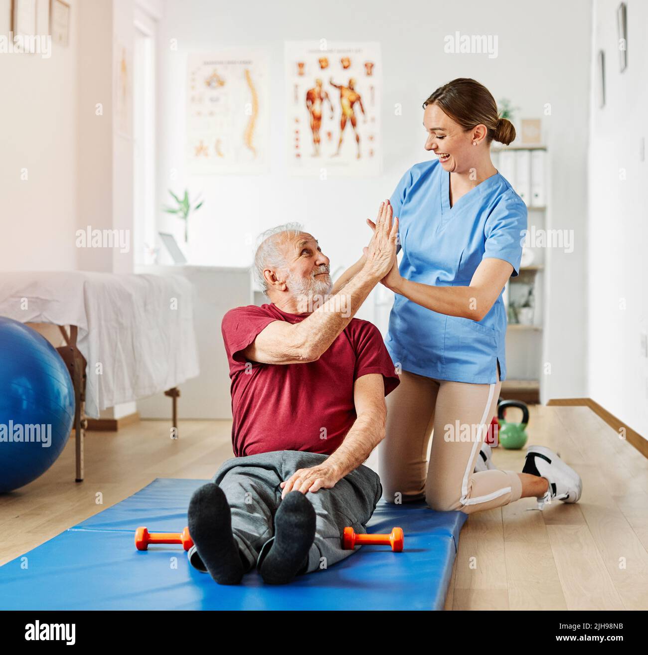 Krankenschwester Arzt Seniorenbetreuung Übung Physiotherapie Ausübung Hilfe Assistanz Ruhestand hoch fünf Klinik Therapeut älterer Mann Stockfoto