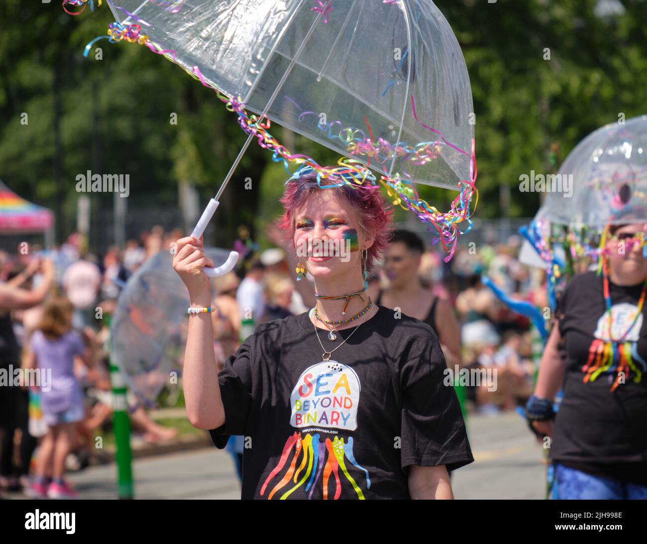 Halifax, Kanada. 16.. Juli 2022. Teilnehmer der Halifax Pride Parade 2022. Die Parade kehrt nach zwei Jahren Abwesenheit durch die Straßen der Stadt zurück. Kredit: Meanderingemu/Alamy Live Nachrichten Stockfoto