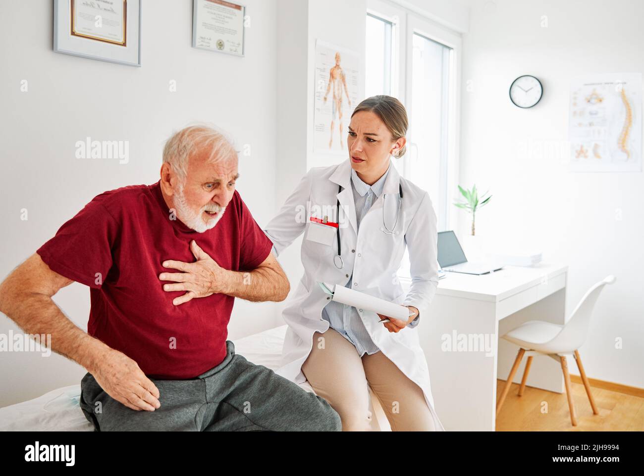 Arzt Senior Patient Frau medizinisches Krankenhaus Gesundheit Mann Medizin Büro Klinik Gesundheitswesen Ältere Brustschmerzen Herzinfarkt Stockfoto