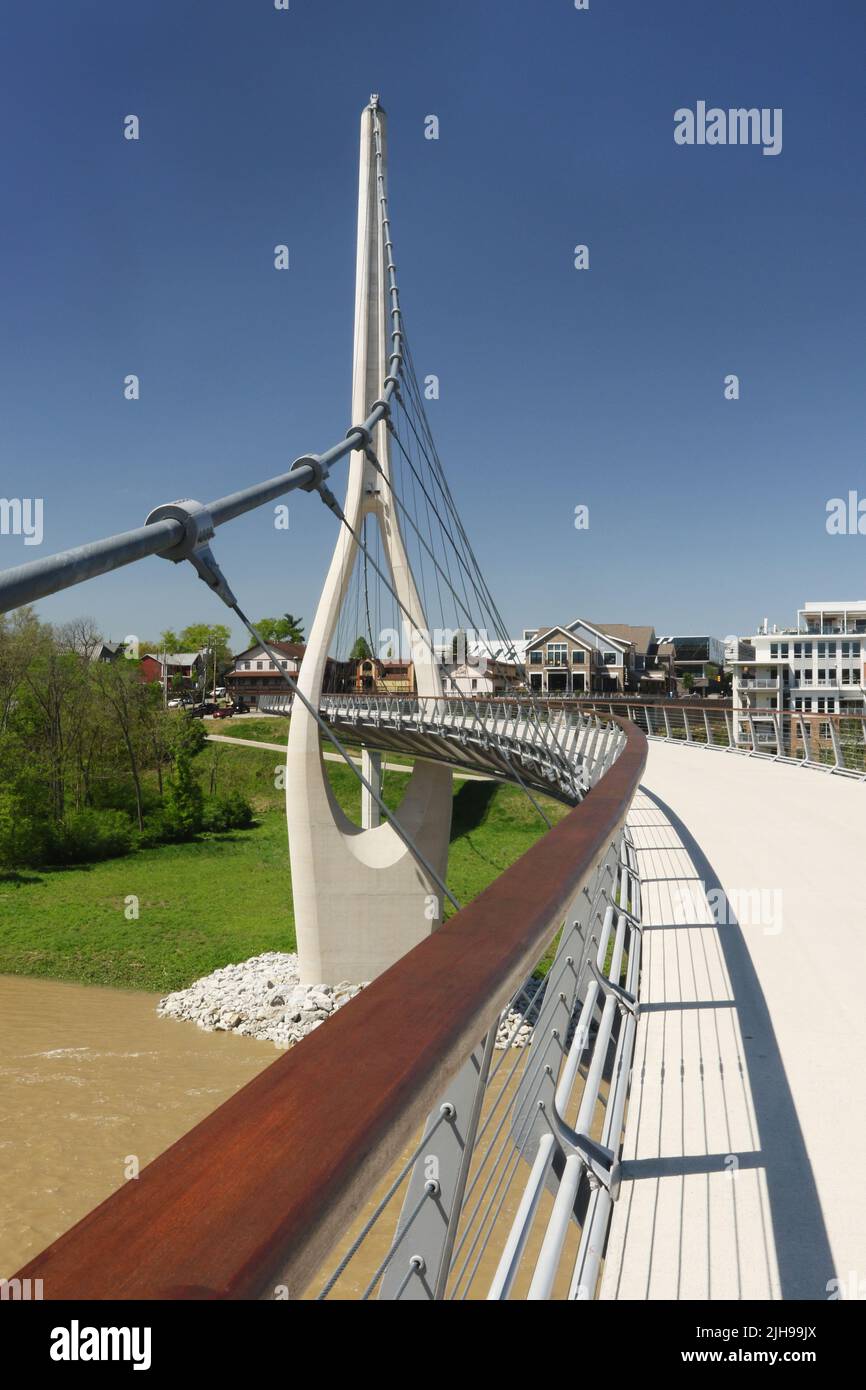 Riverside Crossing Park. Riverside Crossing Bridge. Ein Nachbarschaftsanschluss über dem Scioto-Fluss. Riverside Crossing Park, Dublin, Columbus, Ohio, U Stockfoto