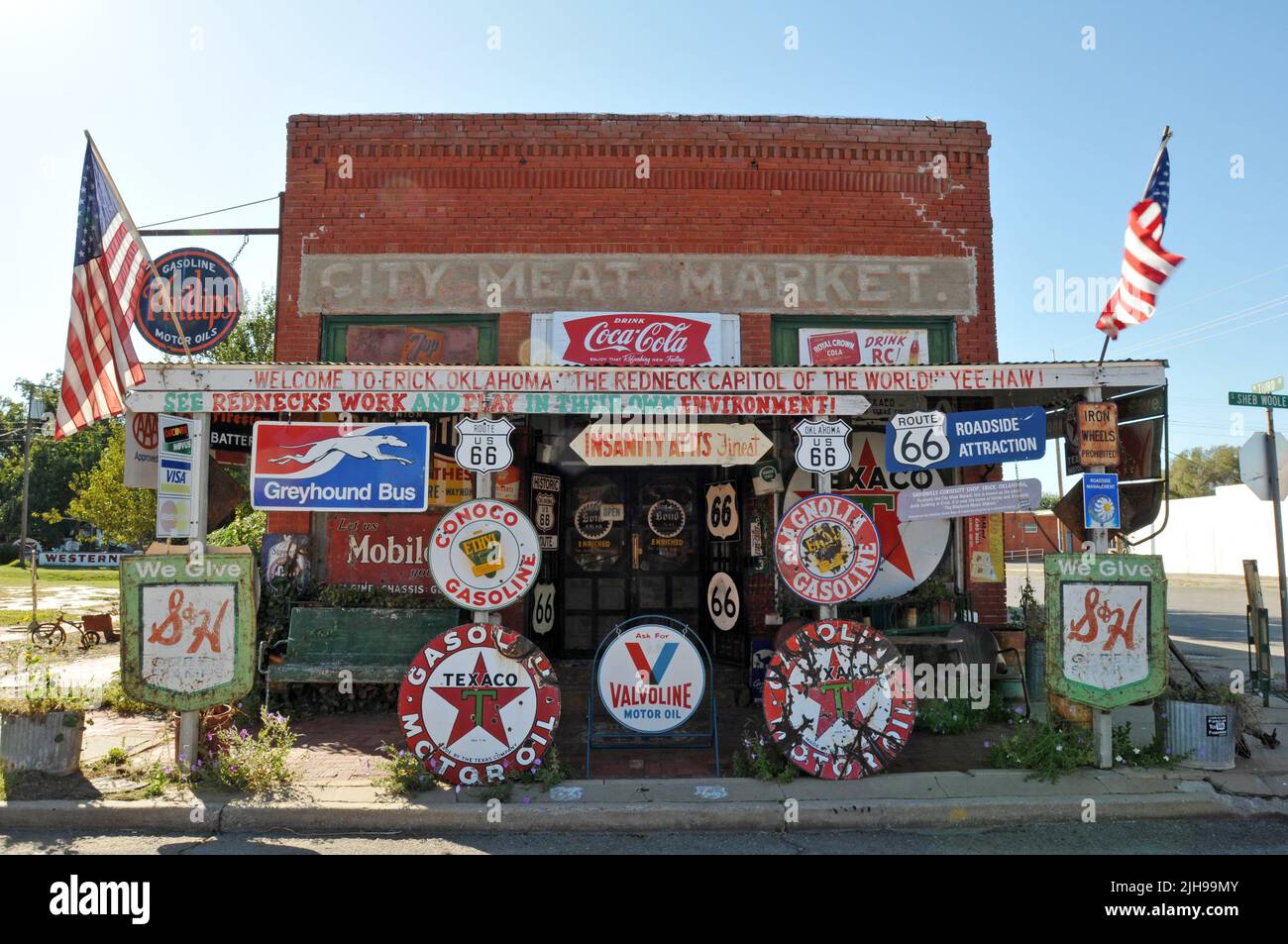 Das ehemalige City Meat Market-Gebäude in Erick, Oklahoma, beherbergt heute den Sandhills Curridity Shop, eine Route 66-Attraktion am Straßenrand. Stockfoto