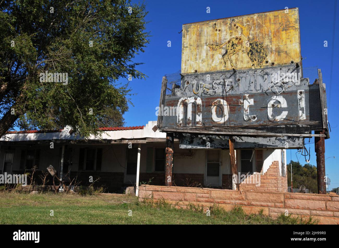 Ein verblassenes Schild steht am ehemaligen West Winds Motel in der kleinen Route 66-Stadt Erick, Oklahoma. Das Motel wurde Ende 1940s erbaut. Stockfoto