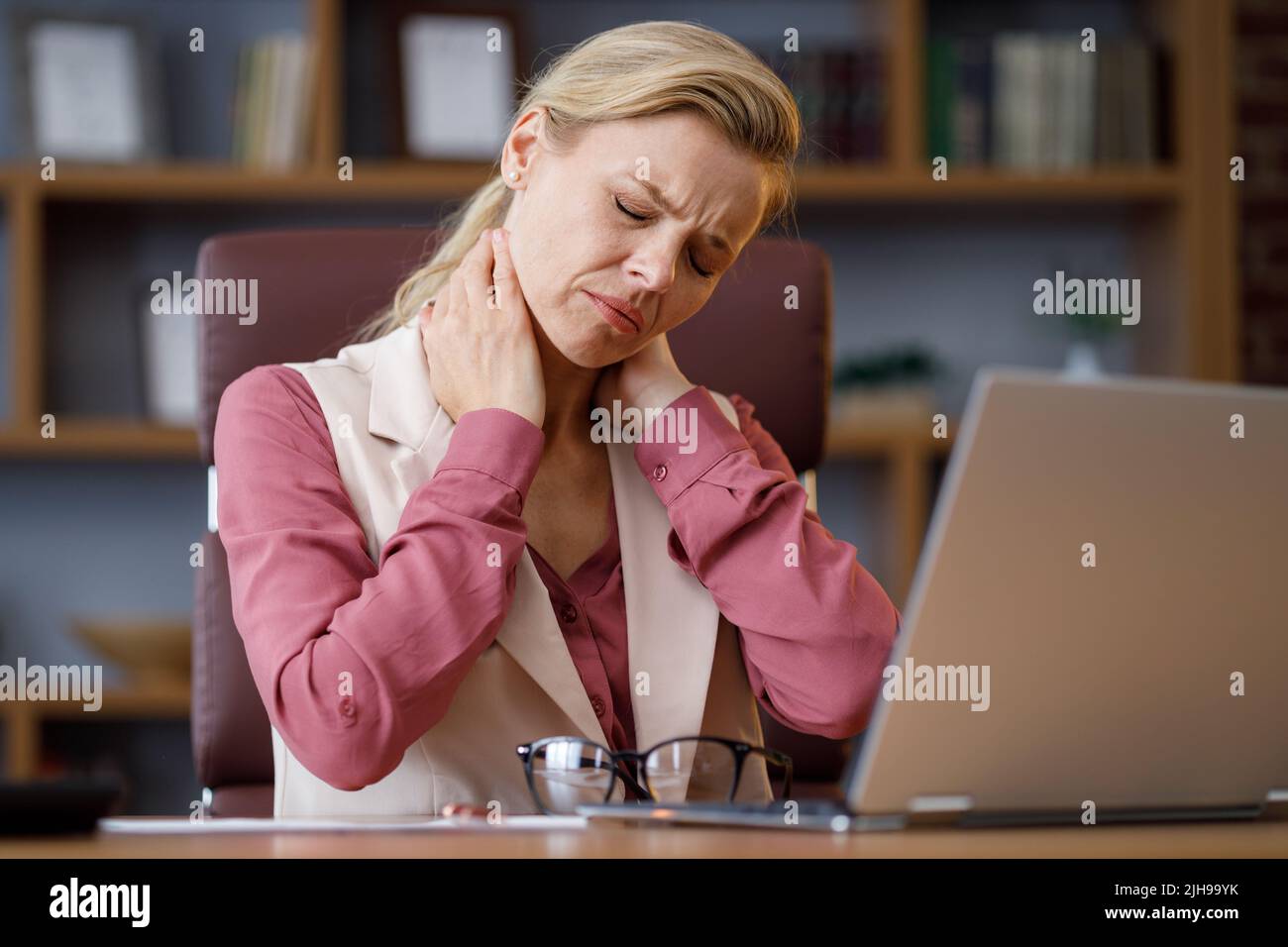 Müde Geschäftsfrau nach anstrengenden Papierkram Ausziehen der Brille Gefühl nackter Schmerzen. Kopfschmerzen, Sehstörungen, chronische Müdigkeit und Überanstrengung der Augen Stockfoto