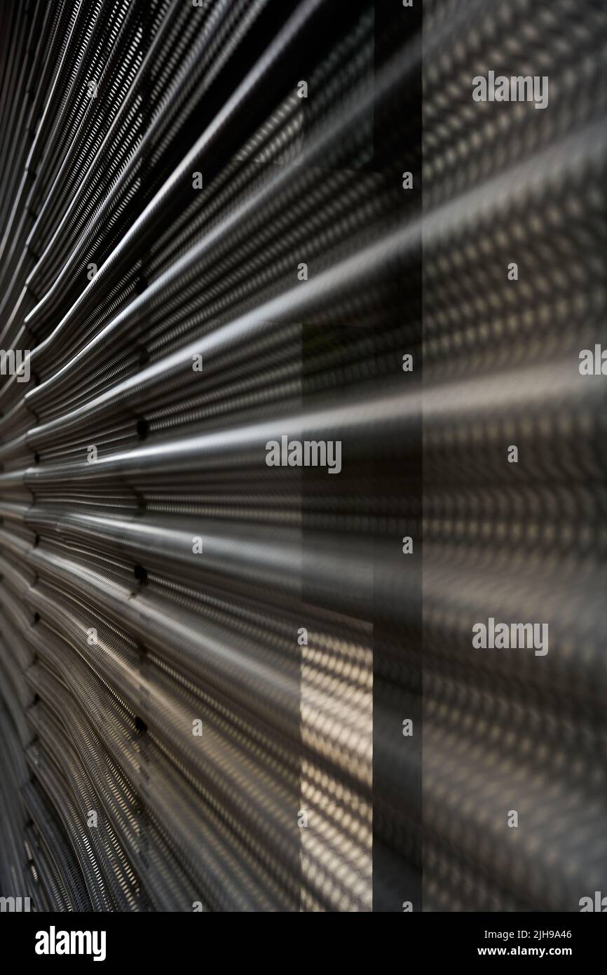Schwarz-Weiß-Abstraktion der architektonischen Stahlwand mit übertriebener Perspektive Stockfoto