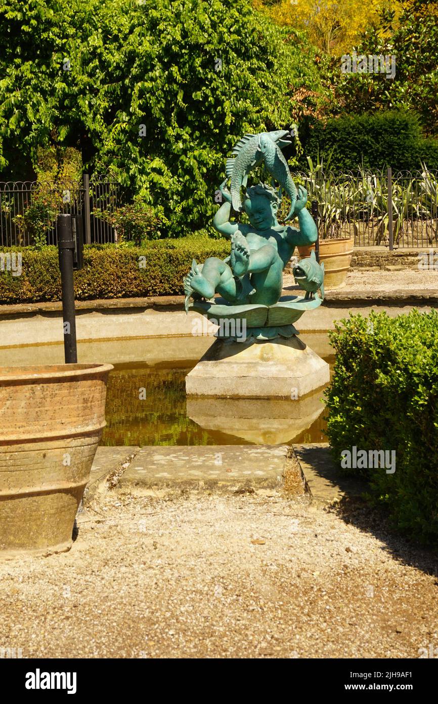 Zierteich mit Statue im Golders Hill Park, London, Großbritannien Stockfoto