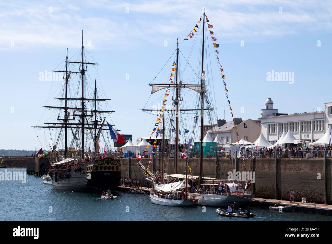 Brest, Frankreich - 14 2022. Juli: Die Étoile du Roy und Belle Poule vertäuten während der Brest International Maritime Festi am Quai du Commandant Malbert Stockfoto