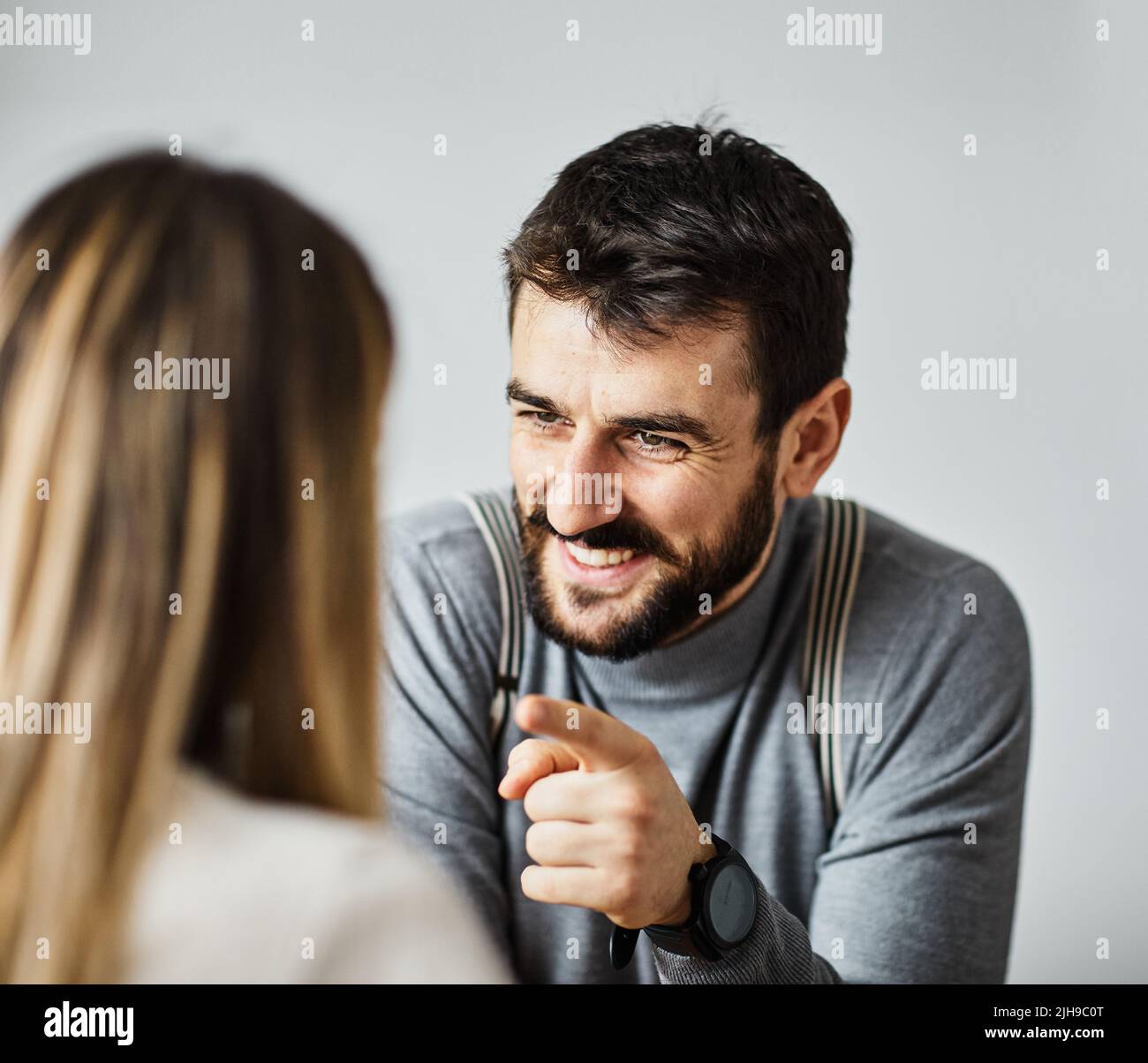 Junge Geschäftsleute treffen Büro Teamarbeit Geschäftsmann Erfolg Diskussion casual Startup Schreibtisch Laptop Stockfoto