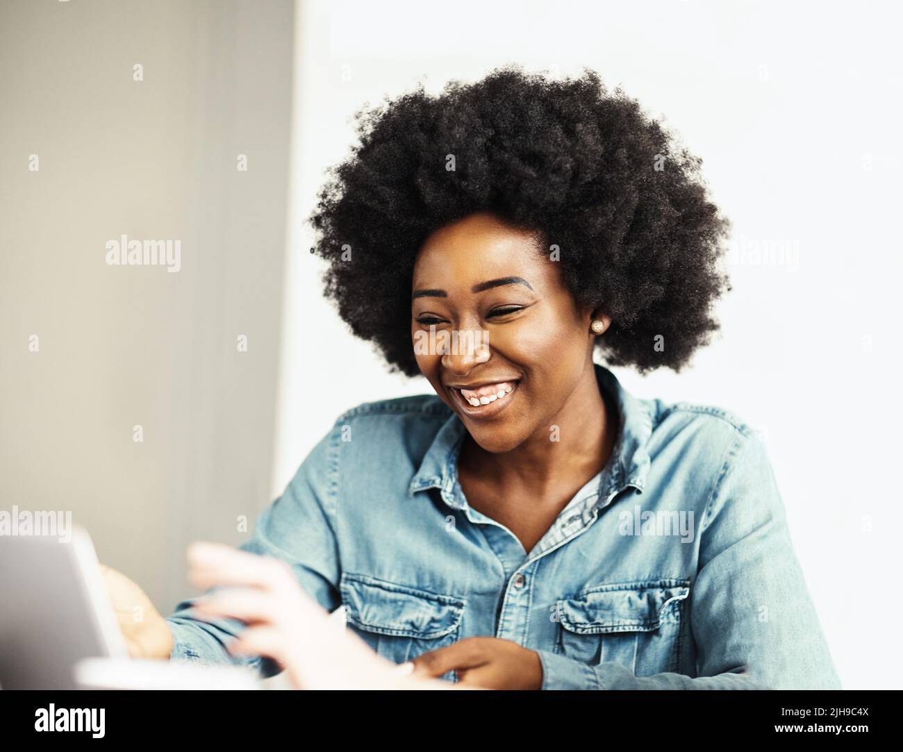 Portrait junge afroamerikanische Mädchen Frau lächelnd Büro Klassenzimmer Bildung Business Laptop Stockfoto