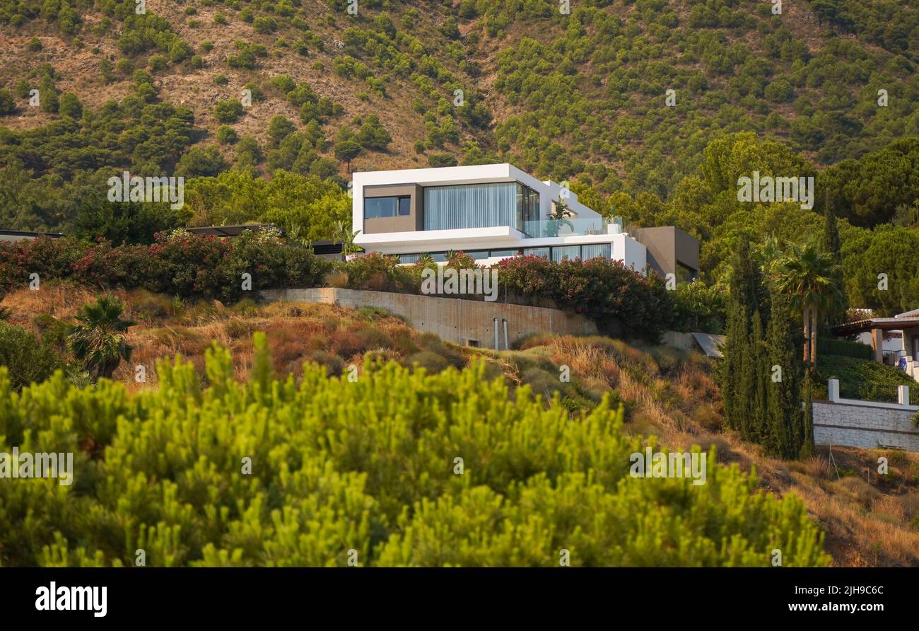 Moderne Villa am Fuße eines Berges, umgeben von Pinienwald. Spanien. Stockfoto