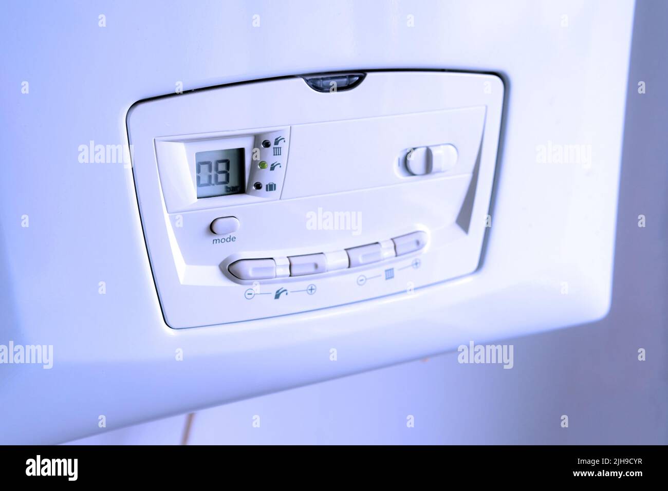 Nahaufnahme eines Gasheizkessels für zu Hause in kalten Tönen. Stockfoto