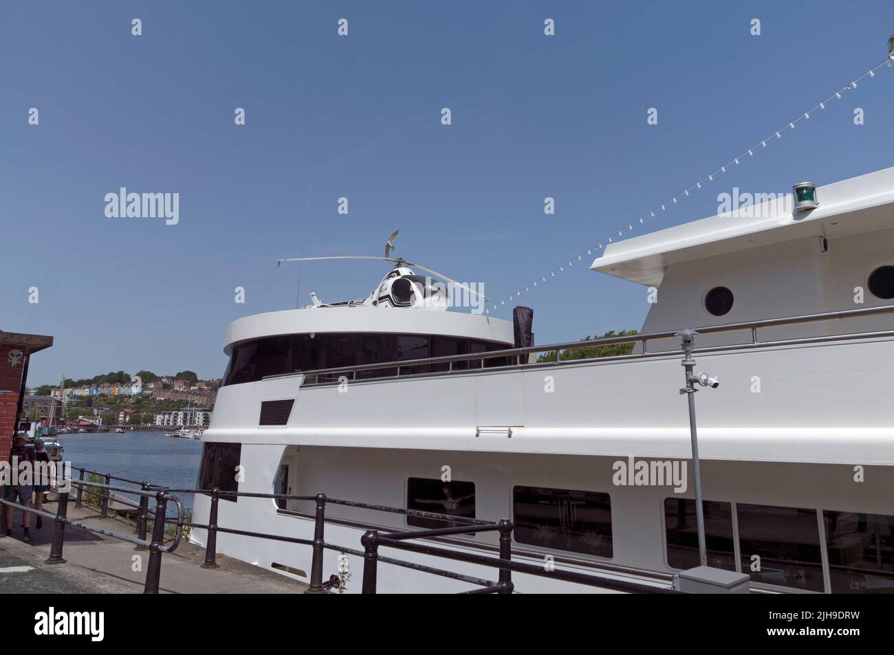 Kleiner Hubschrauber und Hubschrauberlandeplatz an Bord eines Bootes (Miss Conduct) Bristol Docks. Stockfoto