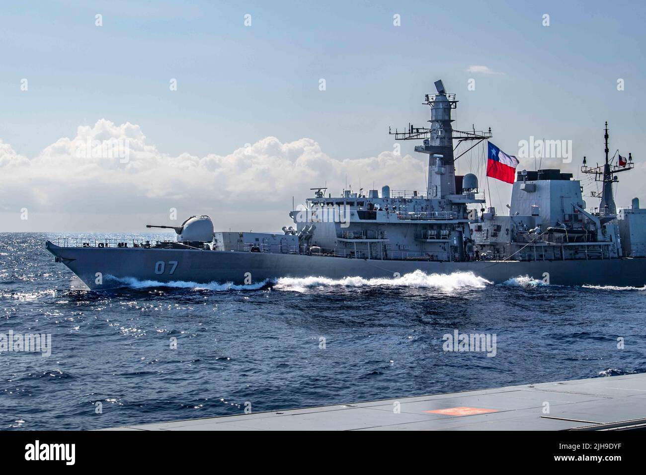220714-N-YN807-2034 PAZIFISCHER OZEAN (14. Juli 2022) – die chilenische Navy-Fregatte CNS Almirante Lynch (FF 07) durchreist den Pazifischen Ozean zusammen mit dem Gelenktraketenzerstörer USS Michael Monsoor (DDG 1001) der Zumwalt-Klasse während des Rim of the Pacific (RIMPAC) 2022, 14. Juli. 26 Nationen, 38 Schiffe, vier U-Boote, mehr als 170 Flugzeuge und 25.000 Mitarbeiter nehmen vom 29. Juni bis 4. August an RIMPAC in und um Hawaii und Südkalifornien Teil. RIMPAC, die weltweit größte internationale maritime Übung, bietet eine einzigartige Ausbildungsmöglichkeit und fördert und pflegt kooperative r Stockfoto