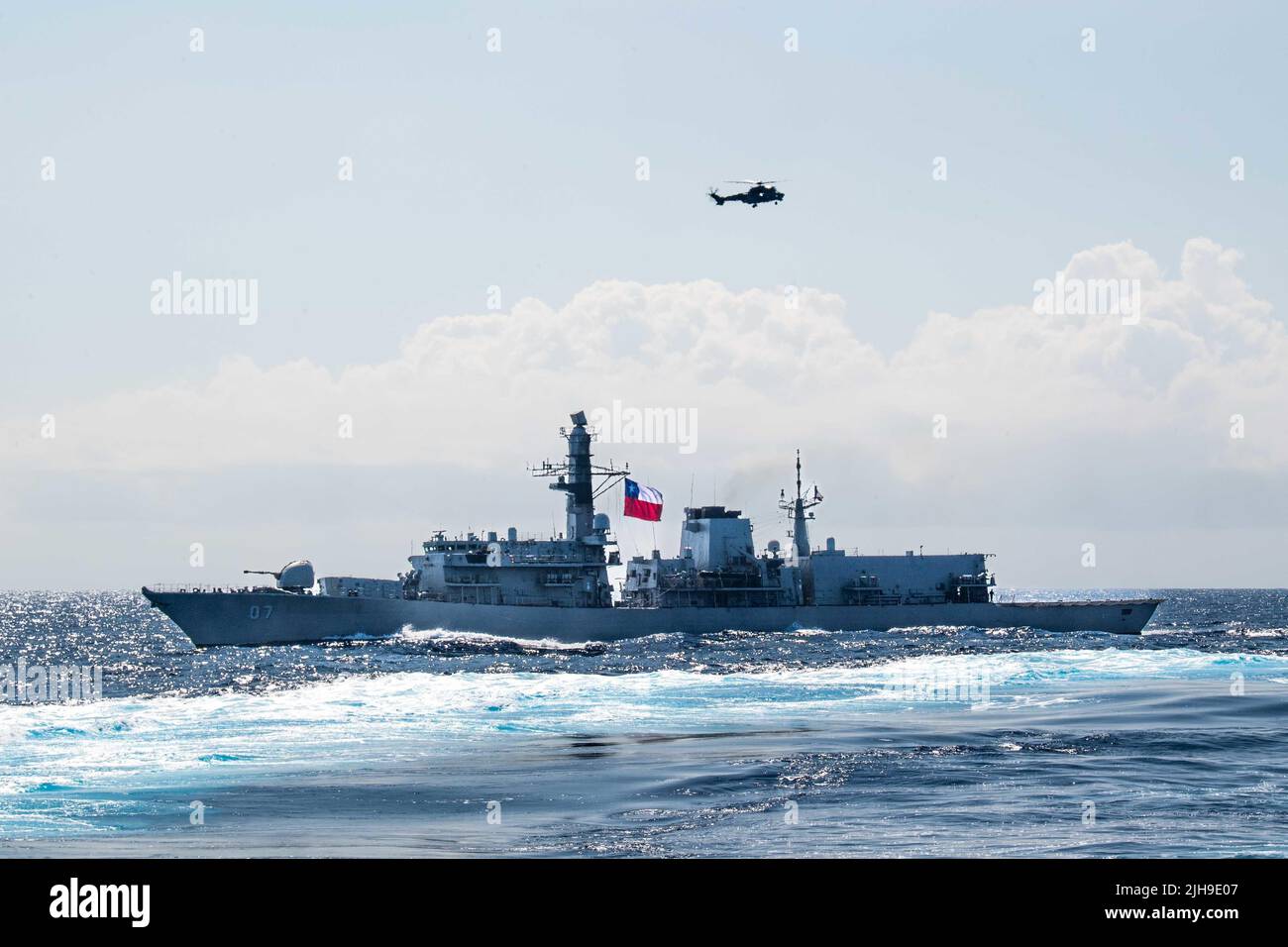 220714-N-YN807-2048 PAZIFISCHER OZEAN (14. Juli 2022) – die chilenische Navy-Fregatte CNS Almirante Lynch (FF 07) führt während des Rim of the Pacific (RIMPAC) 2022, 14. Juli, eine Fotoübung mit dem Gelenktraketenzerstörer USS Michael Monsoor (DDG 1001) der Zumwalt-Klasse durch. 26 Nationen, 38 Schiffe, vier U-Boote, mehr als 170 Flugzeuge und 25.000 Mitarbeiter nehmen vom 29. Juni bis 4. August an RIMPAC in und um Hawaii und Südkalifornien Teil. RIMPAC, die weltweit größte internationale maritime Übung, bietet eine einzigartige Ausbildungsmöglichkeit und fördert und pflegt dabei kooperative Beziehungen Stockfoto