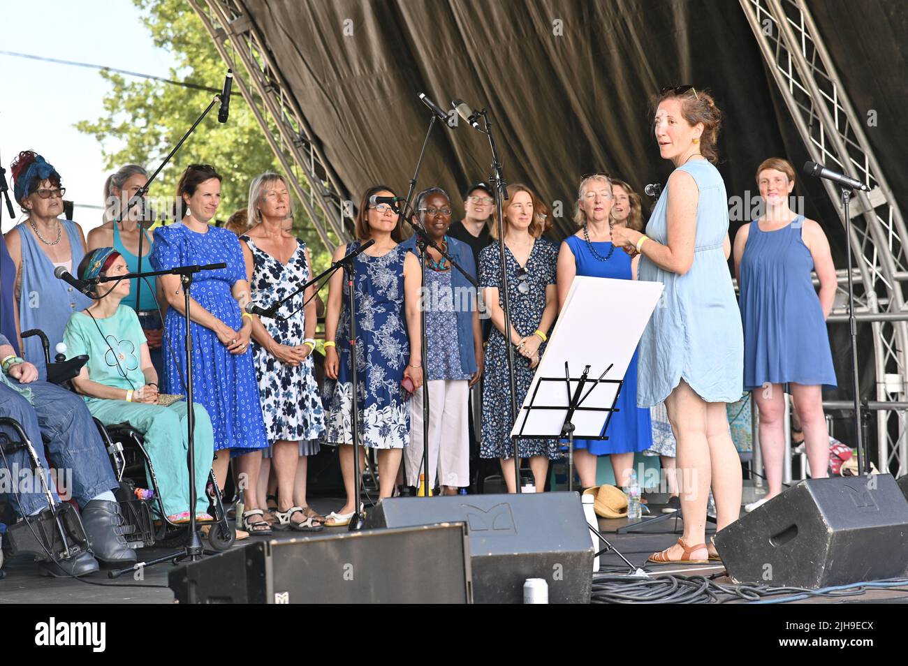 London, Großbritannien. 16.. Juli 2022. Sing Out Streatham & Peckham Rye Sings tritt bei der Lambeth Country Show 2022 auf, einem Familienfestival mit Live-Musik, Essen & Trinken, Kunst und Kultur im Brockwell Park, London, Großbritannien. - 16. Juli 2022. Quelle: Siehe Li/Picture Capital/Alamy Live News Stockfoto