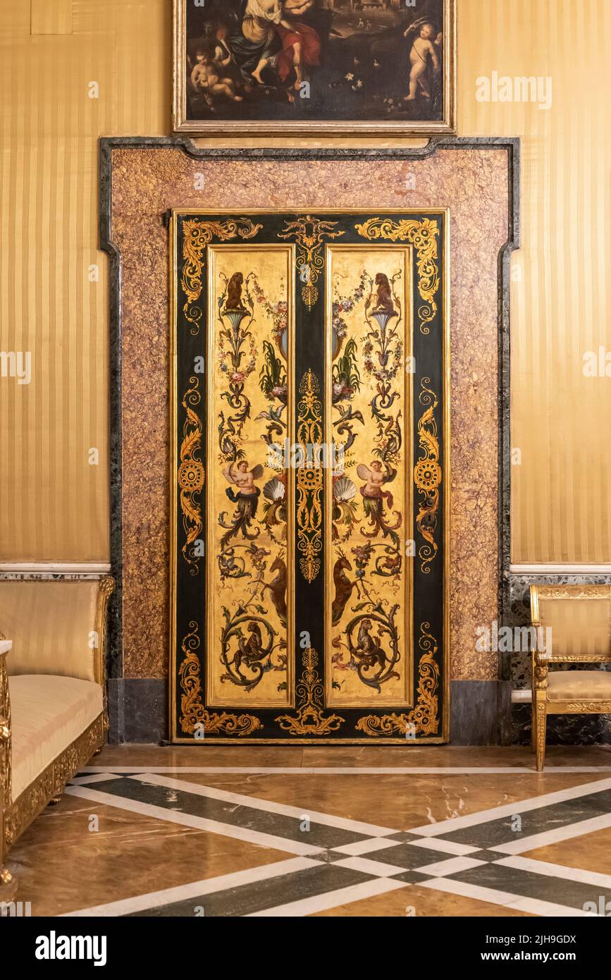 Golden dekorierte Tür im Palast in Neapel-Italien Stockfoto