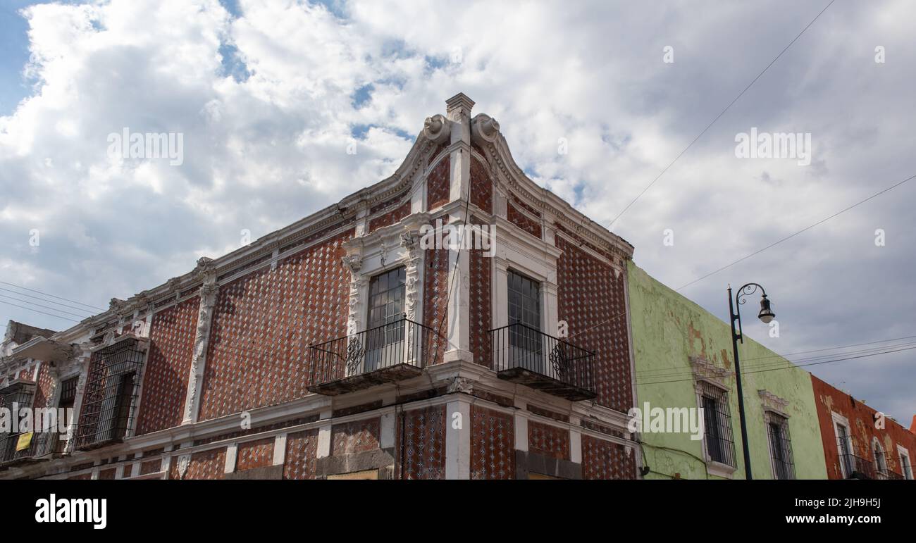 Ecke eines Gebäudes in einer traditionellen mexikanischen Straße im historischen Zentrum kolonialhaus im spanischen Stil in Puebla City, Mexiko Stockfoto