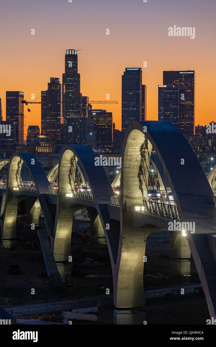 6. Straßenbrücke in Los Angeles bei Sonnenuntergang mit der Skyline in der Ferne Stockfoto