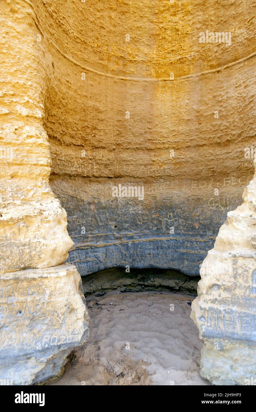 Handgefertigte Schriftzüge auf Felsen am Küstenstrand. Liebhaber und Dichter leben Erinnerungen an die Klippen am Strand. Künstlerische Szenen an Stränden. Künstlerisch. Stockfoto