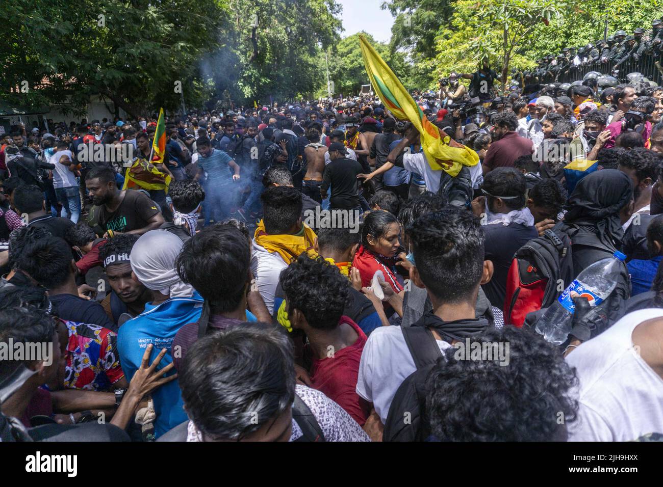 Colombo, West, Sri Lanka. 13.. Juli 2022. Demonstranten in Sri Lanka protestierten vor dem Büro des Premierministers gegen Premierminister Ranil Wickremesinghe (amtierender Präsident). Die Demonstranten wurden verärgert, nachdem Präsident Gotabhaya Rajapaksha heute auf die Malediven geflohen war. (Bild: © ISURA Nimantha/Pacific Press via ZUMA Press Wire) Stockfoto
