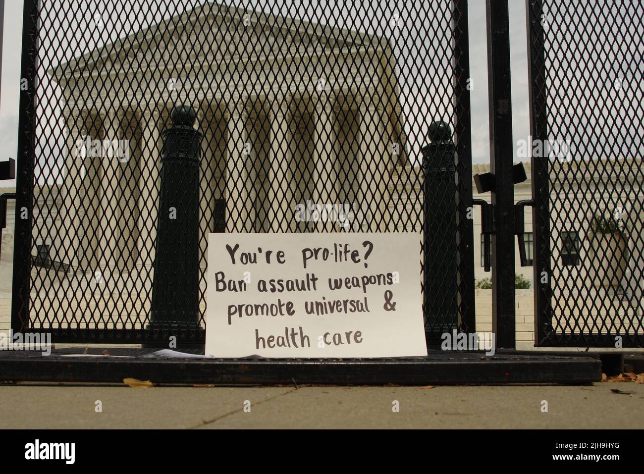 Washington, DC, 16. Juli 2022, Am Sicherheitszaun vor dem Obersten Gerichtshof der Vereinigten Staaten liegt Ein Wahlproteste, da die Proteste nach der Wende von Roe v. Wade fortgesetzt werden. Quelle: Philip Yabut/Alamy Live News Stockfoto