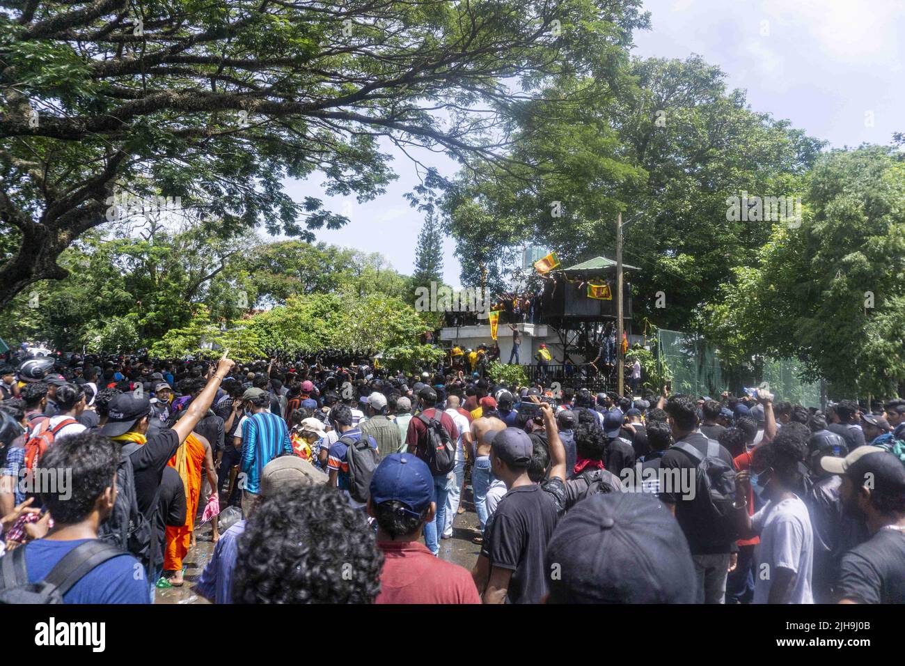 Colombo, West, Sri Lanka. 13.. Juli 2022. Demonstranten in Sri Lanka protestierten vor dem Büro des Premierministers gegen Premierminister Ranil Wickremesinghe (amtierender Präsident). Die Demonstranten wurden verärgert, nachdem Präsident Gotabhaya Rajapaksha heute auf die Malediven geflohen war. (Bild: © ISURA Nimantha/Pacific Press via ZUMA Press Wire) Stockfoto