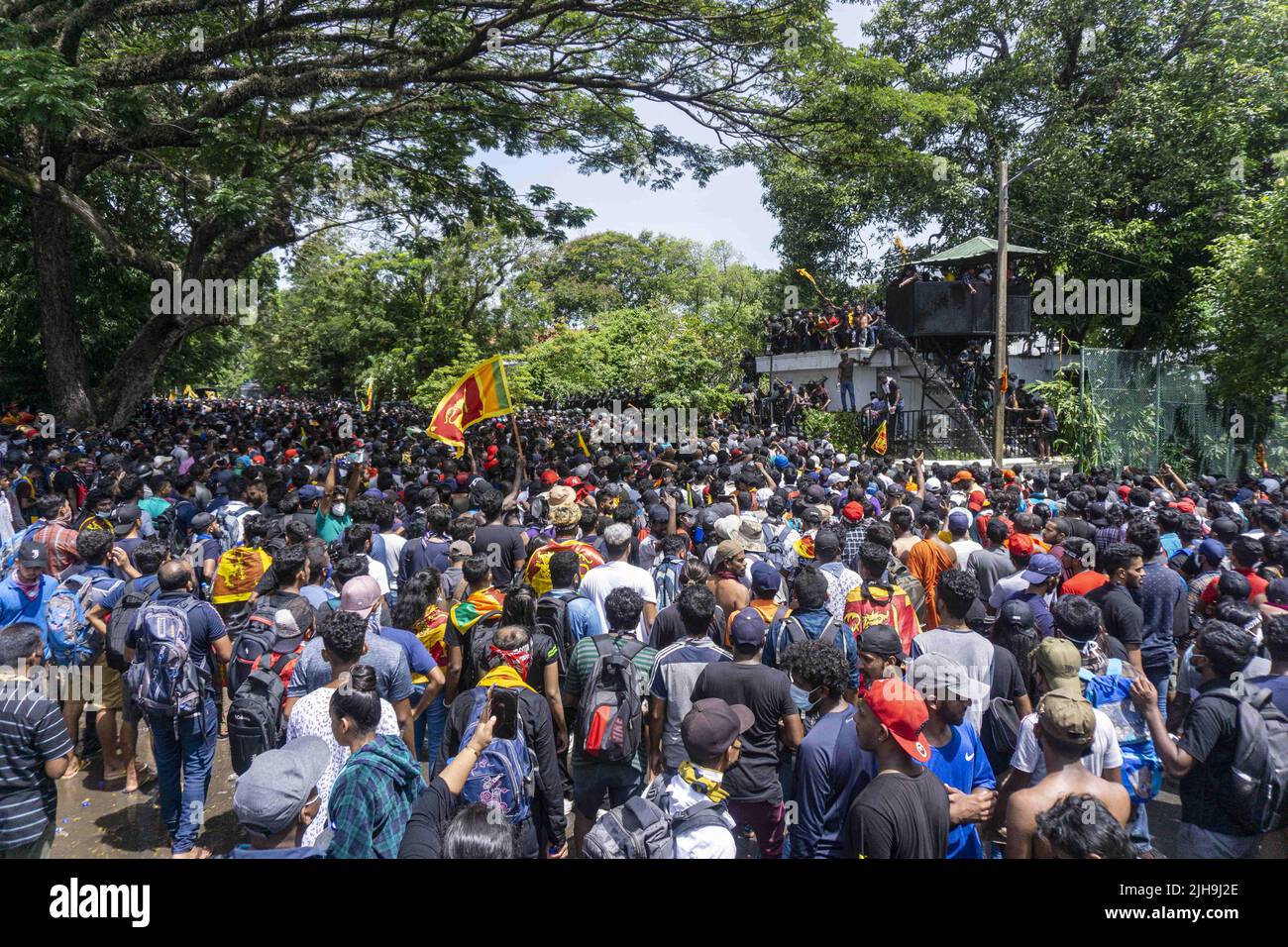 Colombo, West, Sri Lanka. 13.. Juli 2022. Demonstranten in Sri Lanka protestierten vor dem Büro des Premierministers gegen Premierminister Ranil Wickremesinghe (amtierender Präsident). Die Demonstranten wurden verärgert, nachdem Präsident Gotabhaya Rajapaksha heute auf die Malediven geflohen war. (Bild: © ISURA Nimantha/Pacific Press via ZUMA Press Wire) Stockfoto