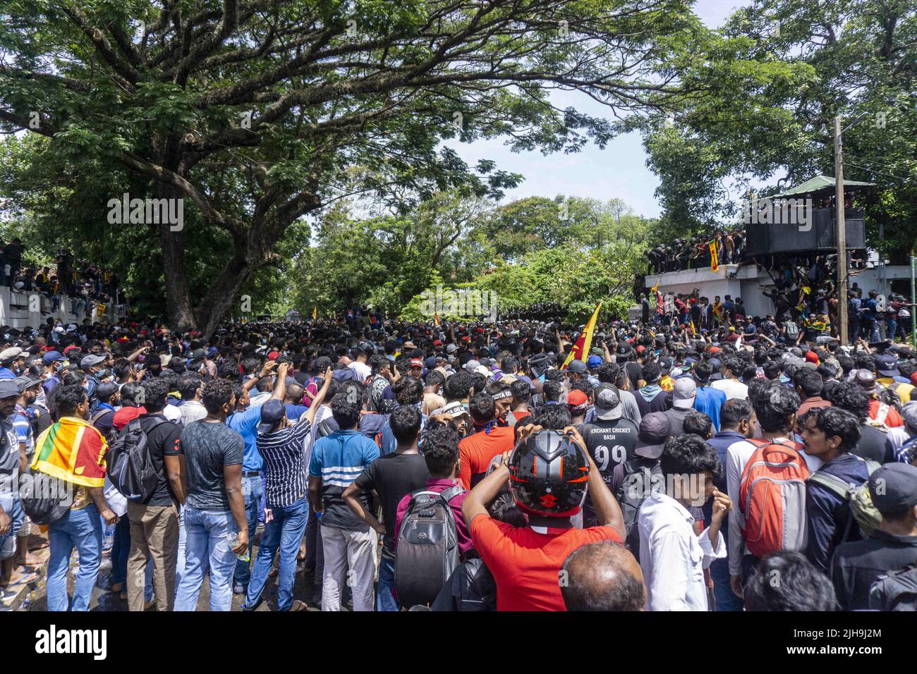Colombo, West, Sri Lanka. 13.. Juli 2022. Demonstranten in Sri Lanka protestierten vor dem Büro des Premierministers gegen Premierminister Ranil Wickremesinghe (amtierender Präsident). Die Demonstranten wurden verärgert, nachdem Präsident Gotabhaya Rajapaksha heute auf die Malediven geflohen war. (Bild: © ISURA Nimantha/Pacific Press via ZUMA Press Wire) Stockfoto
