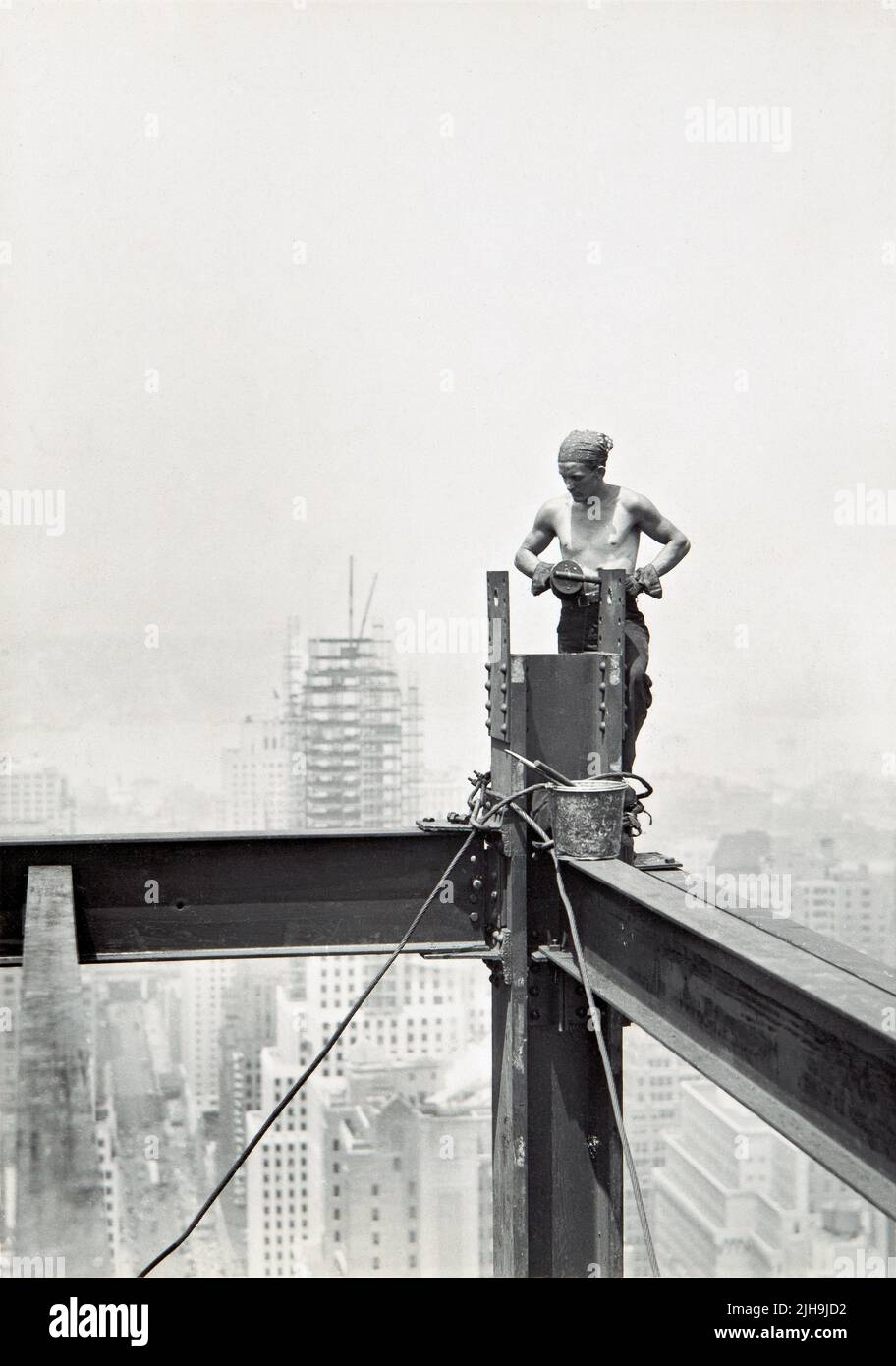 Lewis Hine Über Das Hoist Empire State Building Stockfoto