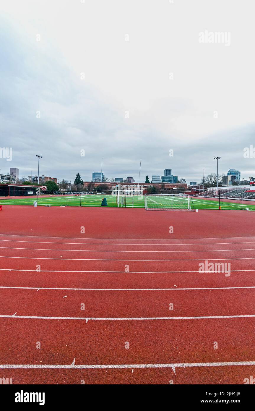 Leichtathletik auf dem Sportplatz der Lincoln High School in Portland, Oregon. Stockfoto