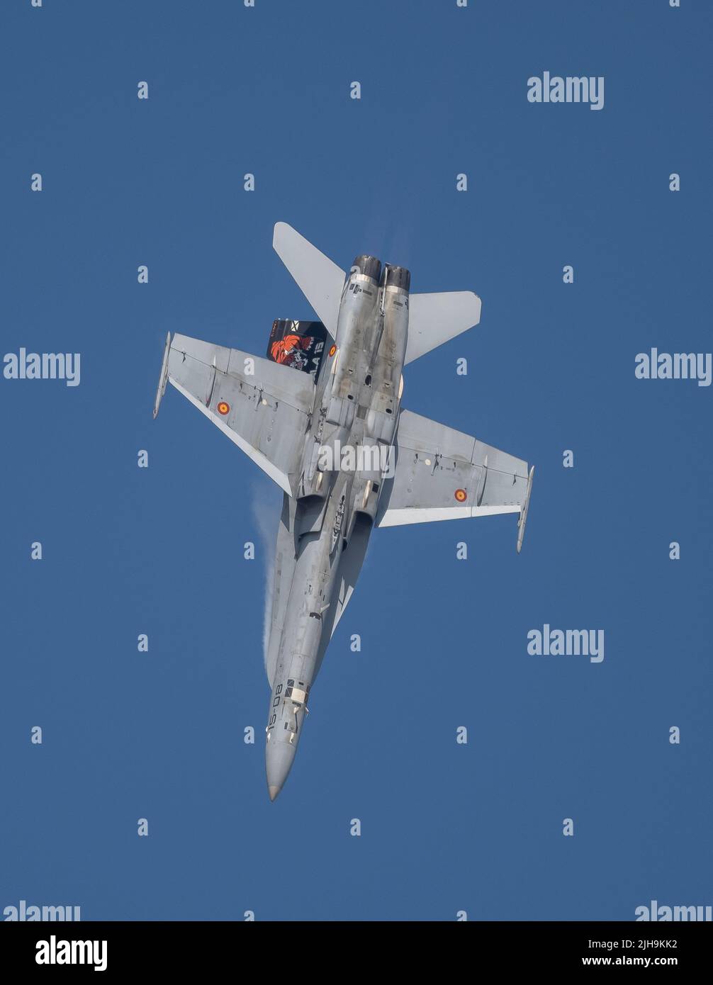 RAF Fairford, Gloucester, Großbritannien. 16. Juli 2022. Mehrere hundert Militärflugzeuge aller Formen und Größen aus allen Epochen und Ländern der Welt versammeln sich zu einer der größten Airshows der Welt. Bild: Schnelle Jets durchstehen ihr Tempo, darunter eine McDonnell Douglas EF-18M Hornet der spanischen Luftwaffe. Quelle: Malcolm Park/Alamy Live News Stockfoto