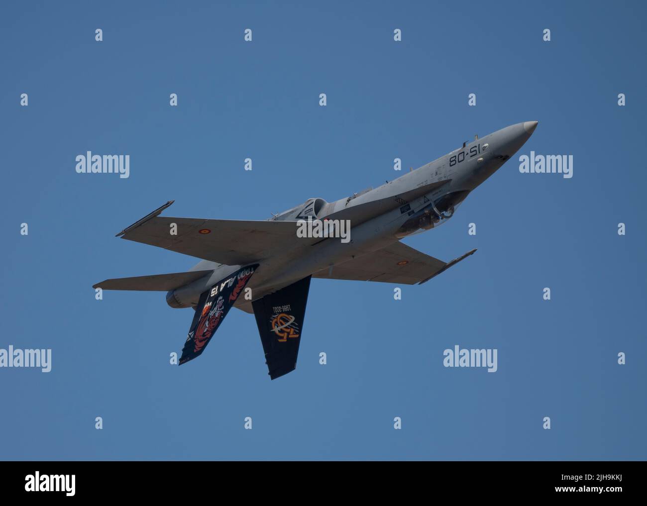 RAF Fairford, Gloucester, Großbritannien. 16. Juli 2022. Mehrere hundert Militärflugzeuge aller Formen und Größen aus allen Epochen und Ländern der Welt versammeln sich zu einer der größten Airshows der Welt. Bild: Schnelle Jets durchstehen ihr Tempo, darunter eine McDonnell Douglas EF-18M Hornet der spanischen Luftwaffe. Quelle: Malcolm Park/Alamy Live News Stockfoto