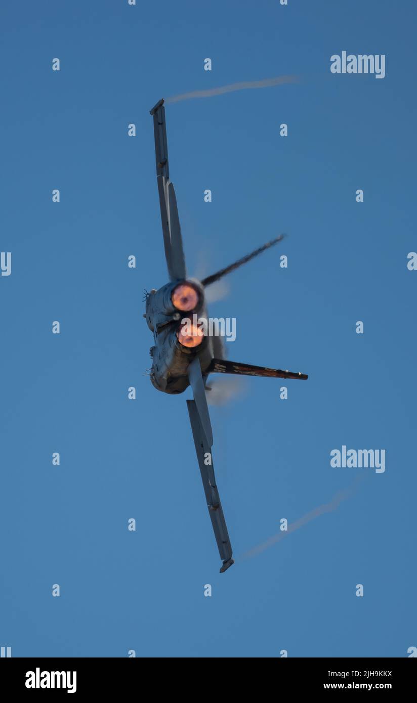 RAF Fairford, Gloucester, Großbritannien. 16. Juli 2022. Mehrere hundert Militärflugzeuge aller Formen und Größen aus allen Epochen und Ländern der Welt versammeln sich zu einer der größten Airshows der Welt. Bild: Schnelle Jets durchstehen ihr Tempo, darunter eine McDonnell Douglas EF-18M Hornet der spanischen Luftwaffe. Quelle: Malcolm Park/Alamy Live News Stockfoto