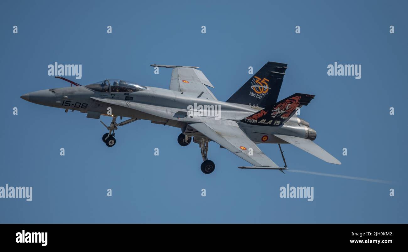 RAF Fairford, Gloucester, Großbritannien. 16. Juli 2022. Mehrere hundert Militärflugzeuge aller Formen und Größen aus allen Epochen und Ländern der Welt versammeln sich zu einer der größten Airshows der Welt. Bild: Schnelle Jets durchstehen ihr Tempo, darunter eine McDonnell Douglas EF-18M Hornet der spanischen Luftwaffe. Quelle: Malcolm Park/Alamy Live News Stockfoto
