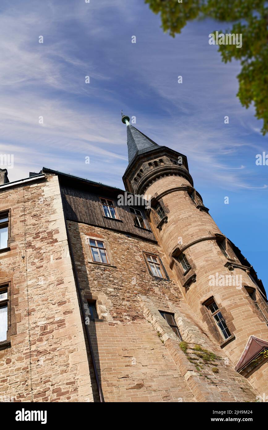 Außenansicht eines gotischen viktorianischen Gebäudes im Stil der englischen Gotik-Wiedergeburt an einem wolkigen blauen Himmel mit Kopierfläche. Geringe Architekturdetails eines Stockfoto