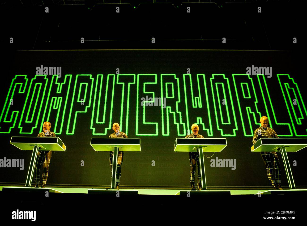 Die Pioniere der elektronischen Musik Kraftwerk treten am 8.. Juli 2022 in der Arlene Schnitzer Concert Hall in Portland, Oregon, USA, live auf (L-R: Ralf Hutte Stockfoto