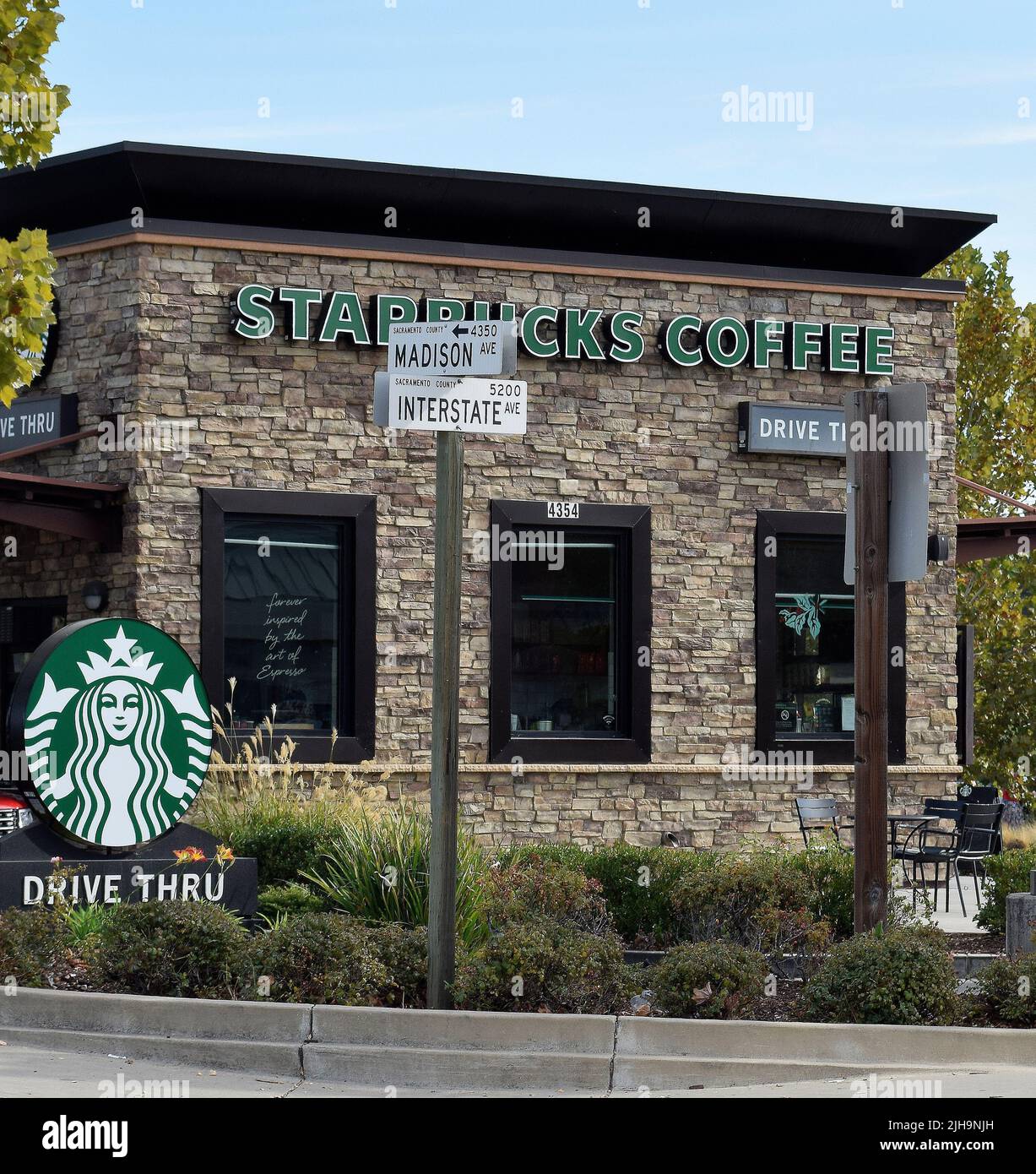 Starbucks Drive thru Coffee Shop in einem Fachmarktzentrum Stockfotografie  - Alamy