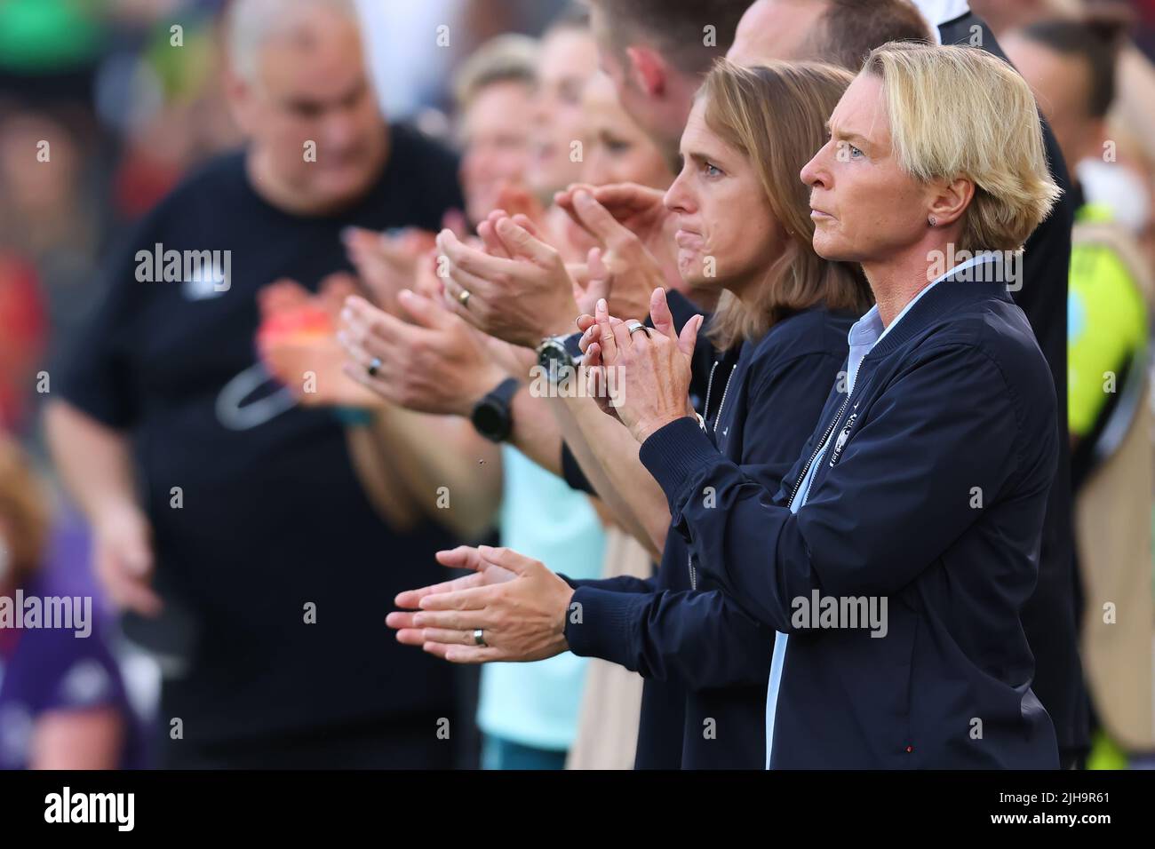 16.. Juli 2022, Stadium MK, Milton Keynes, Bucks, England: Frauenfußballturnier European International; Finnland gegen Deutschland: Frauenmanagerin Martina Voss-Tecklenburg während der deutschen Nationalhymne Stockfoto