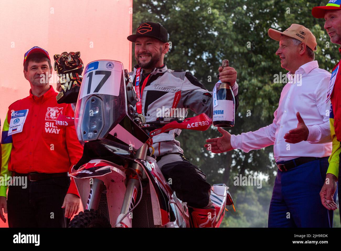 Moskau, Russland. 16.. Juli 2022. Fahrer Alexander Gatiyatullin, während einer Siegerehrung nach dem Ziel der Silk Way Rally, einem Rallye-Razzia von Astrachan nach Moskau, im Moskauer Luschniki-Sportkomplex in Russland. Nikolay Vinokurov/Alamy Live News Stockfoto