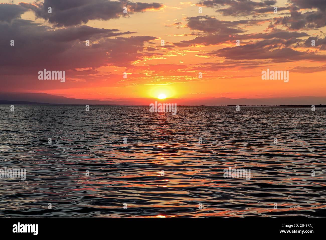 Sonnenuntergang über dem Meer Stockfoto