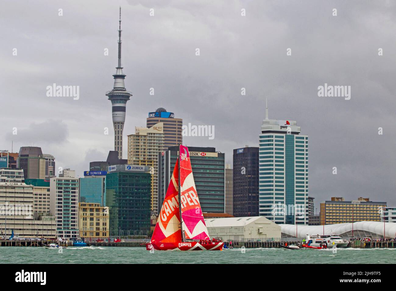 Camper mit Emirates Team New Zealand verlassen den Hafen für die Etappe 5 nach Itajai, Brasilien im Rahmen des Volvo Ocean Race, Auckland, Neuseeland, Sonntag, M Stockfoto