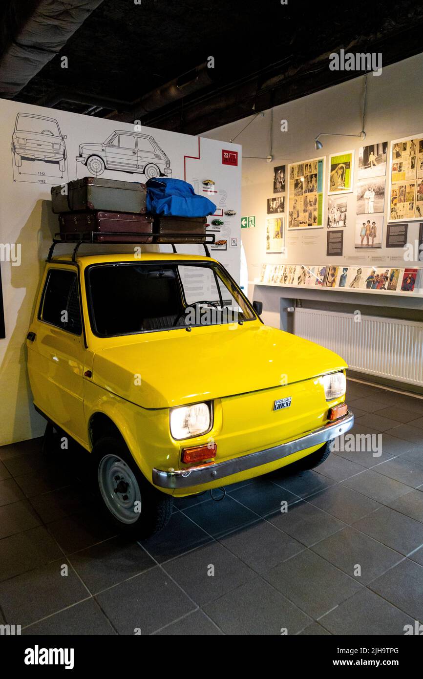 Ein gelber Fiat Maluch (Fiat 126) im Retro-Stil, ausgestellt im Museum of Life in der Polnischen Volksrepublik (Muzeum Życia w PRL), Warschau, Polen Stockfoto
