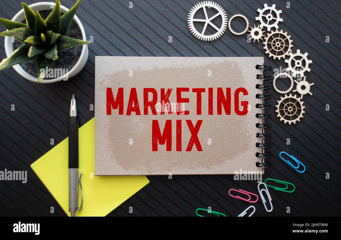 Schreibtisch mit Clipboard mit Marketing-Mix-Konzept Stockfoto