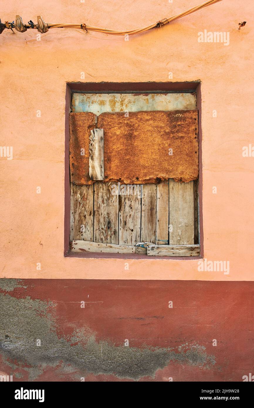 Verlassene und eingegrenzte Fenster auf ein leeres Haus aus Armut und Wirtschaftskrise in Santa Cruz, La Palma, Spanien. Holzbretter bedecken und blockieren Stockfoto