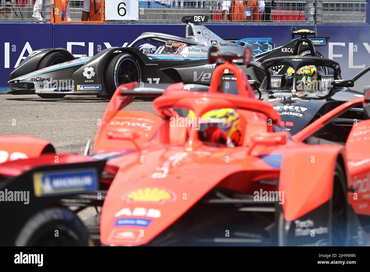 New York, USA. 16.. Juli 2022. Nick De Vires (oberes graues Auto) vom Mercedes-EQ Formel-E-Team schlägt die Bremsen, als er beim New York City E-Prix 2022 im New Yorker Stadtteil Brooklyn am 15. Juli 2022 die 6. Runde verpasst. (Foto von Anthony Behar/Sipa USA) Quelle: SIPA USA/Alamy Live News Stockfoto