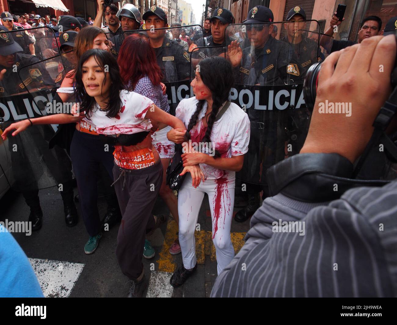 Lima Peru . Am 26. Mai protestierte Ein Streikposten von Aktivisten vor dem Regierungspalast gegen die Kandidatur von Keiko Fujimori. Eine Gruppe von Frauen mit zerrissenen Kleidern und roten Farbflecken protestierte auf dem Hauptplatz, der auch auf dem Saint-Martin-Platz lag, sie hatten Pfannkuchen mit dem Slogan „Fleisch für den Staat Narco“ und wurden von der Polizei vertrieben. Stockfoto