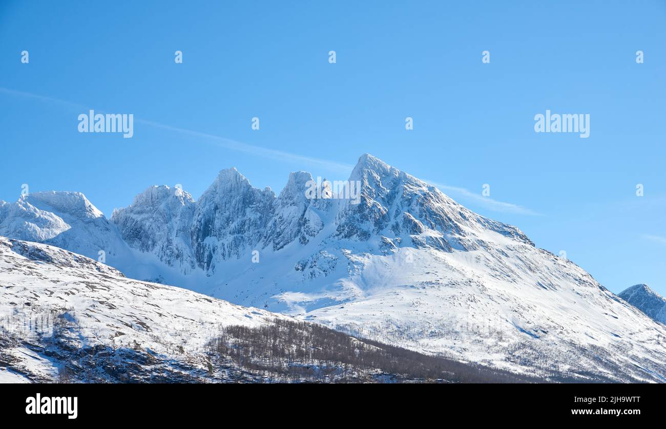 Landschaftsansicht von Schneebergen und Gletschereis nach einem schweren, arktischen Winter-Schneesturm in Norwegen. Blauer Himmel, Kopie Raum der riesigen Berglandschaft Stockfoto