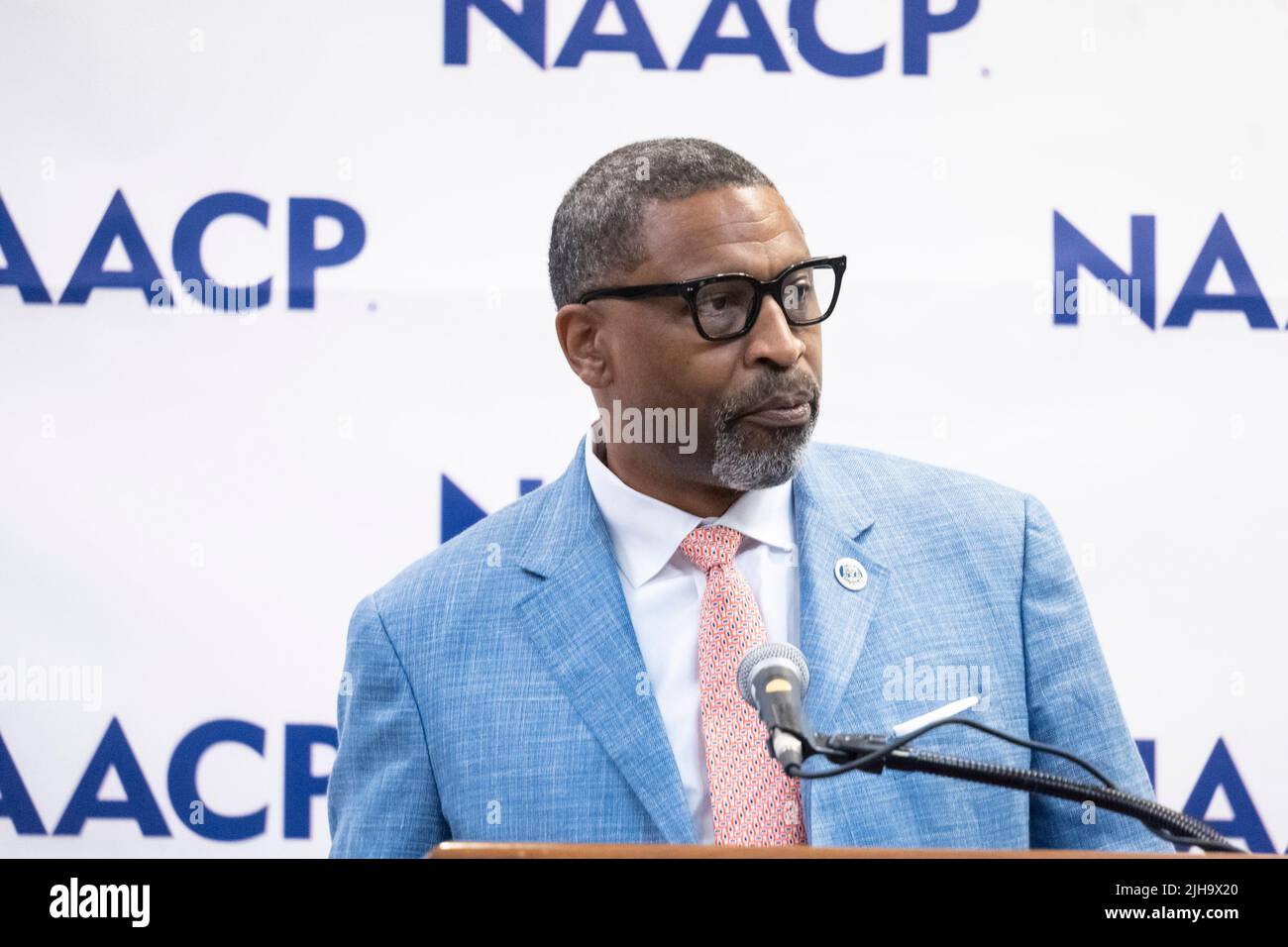 ATLANTIC CITY, New Jersey, USA. 16.. Juli 2022. NAACP-Präsident DERRICK JOHNSON spricht während einer neuen Konferenz zur nationalen NAACP-Covent 113. in Atlantic City, New Jersey. „Das NAACP-Übereinkommen von 113. wird sich vor den Wahlen im November auf kritische Fragen konzentrieren, von den Wahlrechten, den Abtreibungsrechten und der Rechenschaftspflicht der Polizei. Als erste schwarze Vizepräsidentin der USA wird Harris nur wenige Monate vor den Midterms 2022 vor der führenden Bürgerrechtsorganisation des Landes sprechen“, sagten Beamte. (Bild: © Brian Branch Price/ZUMA Press Wire) Stockfoto