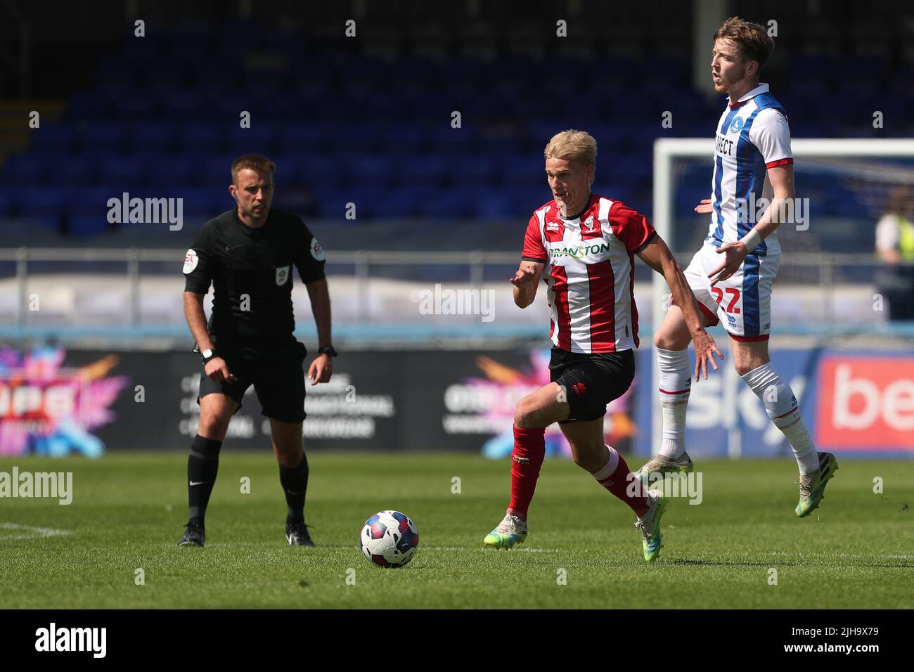 Lasse Sorensen von Lincoln City im Einsatz mit Tom Crawford von Hartlepool United während des Vorsaison-Freundschaftsspiel zwischen Hartlepool United und Lincoln City im Victoria Park, Hartlepool, am Samstag, 16.. Juli 2022. (Kredit: Mark Fletcher | MI News) Kredit: MI Nachrichten & Sport /Alamy Live News Stockfoto