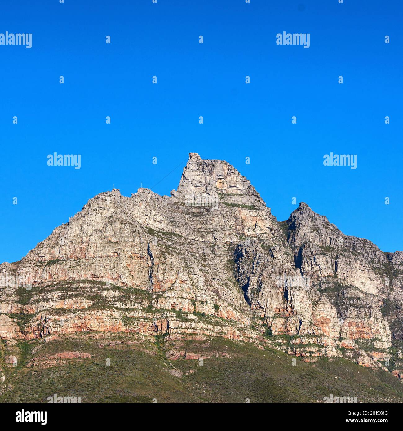 Ein landschaftlich reizvoller Blick auf den Tafelberg in Kapstadt, Südafrika vor blauem Himmel von unten. Panoramablick auf ein Wahrzeichen Stockfoto