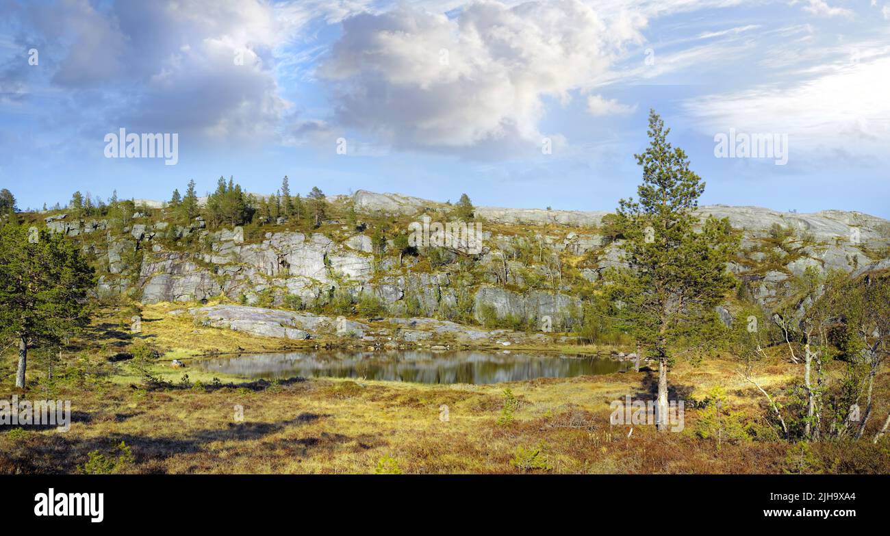 Im Sommer tagsüber Blick auf eine Bergkette in Bodo und Umgebung. Abgeschiedene und einsame natürliche Umgebung auf dem Land Stockfoto